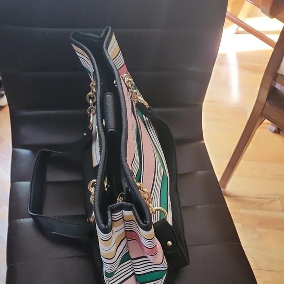 ✨Liz Claiborne Chic Striped Tote – Black Accents - Picture 3 of 3